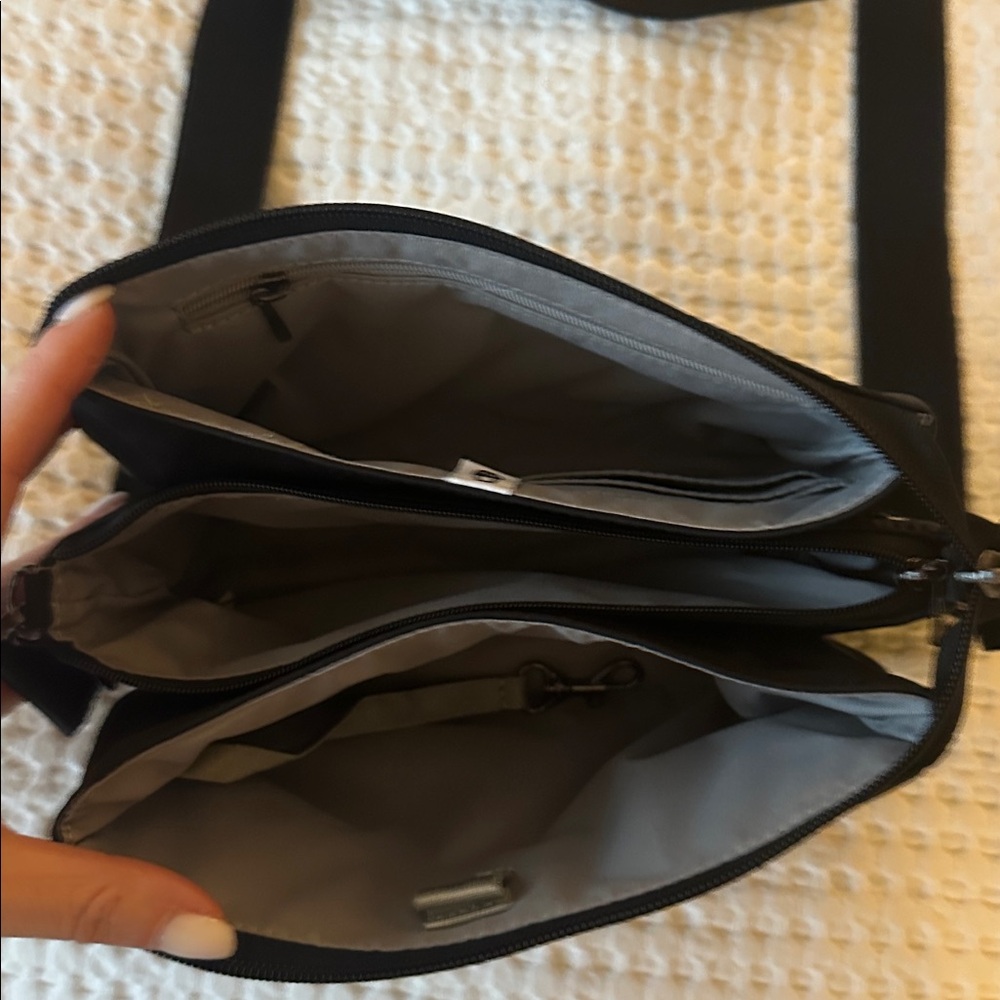 Baggallini Small Black crossbody Bag - Picture 4 of 4